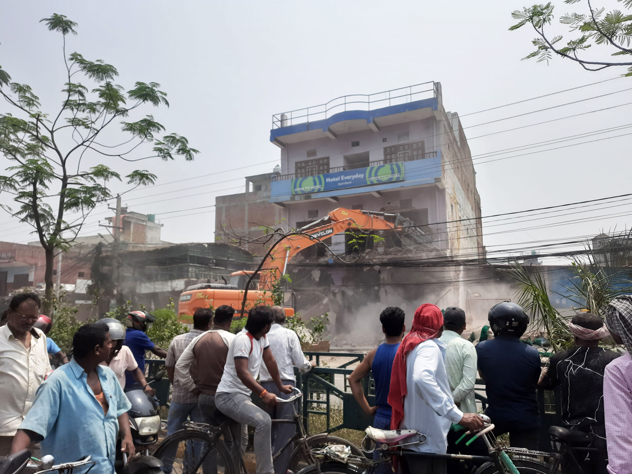 सडक विस्तारले वीरगञ्जको विद्युत् अवरुद्ध