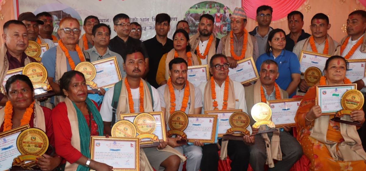चितवन र मकवानपुरका उत्कृष्ट २१ जना किसान पुरस्कृत